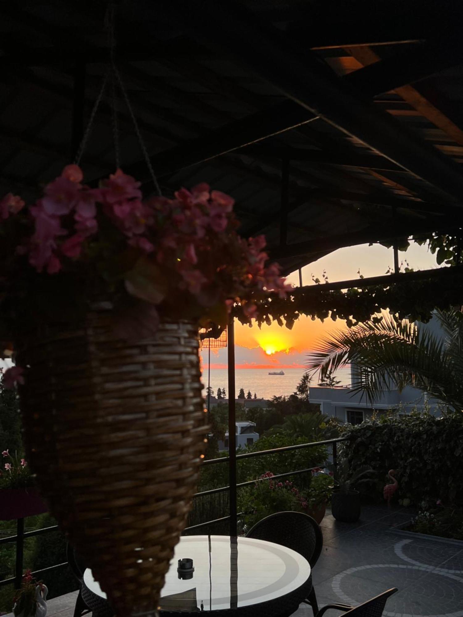 Kemeni Garden Hotel บาทูมิ ภายนอก รูปภาพ